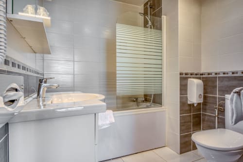 salle de bains moderne et spacieuse de la chambre executive