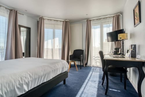 chambre supérieure lumineuse, spacieuse et confortable