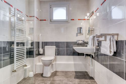 salle de bains accessible pour personnes à mobilité réduite