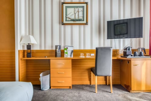 bureau avec plateau de courtoisie et machine nespresso, minibar, tv grand écran, dans une chambre supérieure