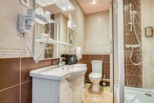salle de bains avec grande douche 
