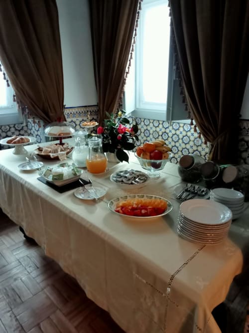 Elegante pequeno-almoço no Patio Da Villa com frutas frescas, pastelaria e flores com vista para Coruche