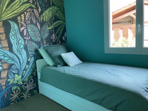 Chambre turquoise à la Villa Eden Bleu à Biscarrosse avec papier peint botanique et lumière naturelle des fenêtres
