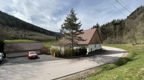 Villa Valtin Gîte au Valtin, France - Chalet alpin au toit rouge entouré de forêts de montagne et prairies verdoyantes