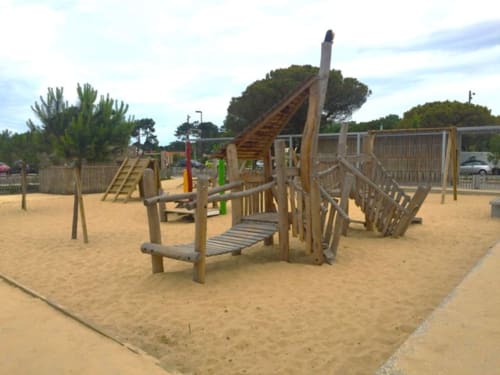 Des aires de jeux originales bordent le lac marin de Port d'Albret. Les enfants s'y amusent et se régalent
