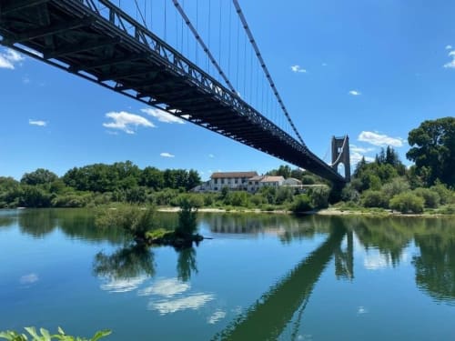 Le Pont vers Saint Martin d'Ardèche @ La Sarrasine Gîtes de vacances & more Le Comptoir des Sarrasins Restaurant Produits locaux & Idées cadeaux Aiguèze @ Les Gorges de l'Ardèche