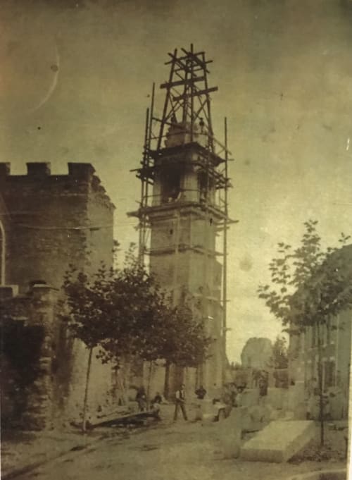 Ancienne photo de la tour de l'église d'Aiguèze @ La Sarrasine Gîtes de vacances & more Le Comptoir des Sarrasins Restaurant Produits locaux & Idées cadeaux Aiguèze @ Les Gorges de l'Ardèche