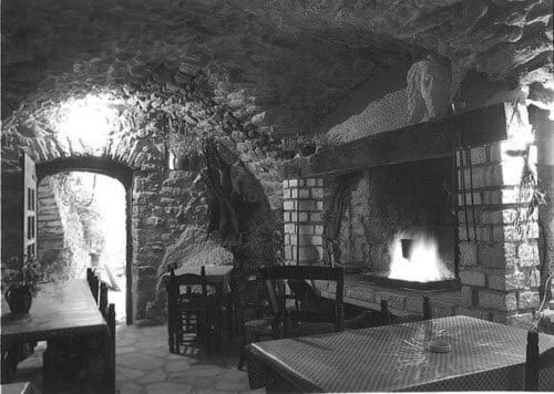 Ancienne photo de la salle voutée @ La Sarrasine Gîtes de vacances & more Le Comptoir des Sarrasins Restaurant Produits locaux & Idées cadeaux Aiguèze @ Les Gorges de l'Ardèche