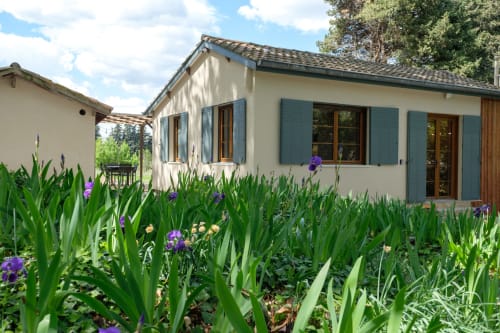 Extérieur avec vue des iris en fleur Gîte Fontaine Mas 9 Romanin