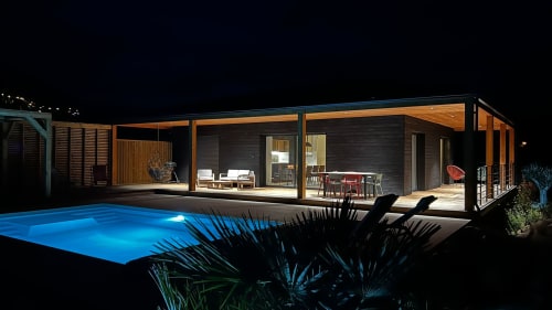 villa bois avec piscine privée, de nuit