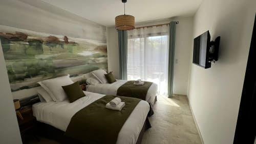 chambre avec sa salle de douche avec lit jumeaux