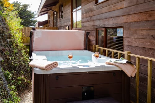 Cornish Holiday - Bodannon, outside at the rear of the house is a fantastic 4 person Hot tub, with lights and adjustable bubbles and water streams. Perfect to enjoy with a glass of wine on a lovely summers evening. Complimentary towels are provided in all the rooms.