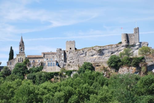Vue de la plage de Saint Martin d'Ardèche sur Aiguèze @ La Sarrasine Gîtes de vacances & more Le Comptoir des Sarrasins Restaurant Produits locaux & Idées cadeaux Aiguèze @ Les Gorges de l'Ardèche