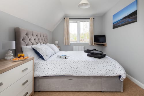 Cornish Holiday - 100 Hengar Manor. Master bedroom with double bed, TV, two chest of drawers and complimentary towels.
