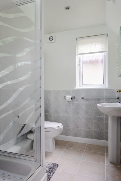 Cornish Holiday - 100 Hengar Manor. 
 Downstairs shower room with white WC, pedestal handbasin and shower. Heated Towel Rail.