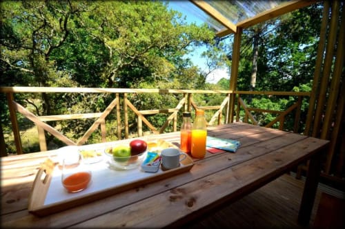 Profitez d'un petit-déjeuner en extérieur à l'abri sur votre terrasse
