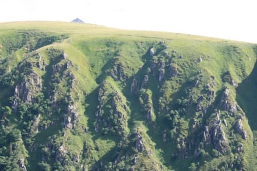 Vallée de montagne verdoyante avec falaises couvertes de mousse près de la Villa Valtin au Valtin, France