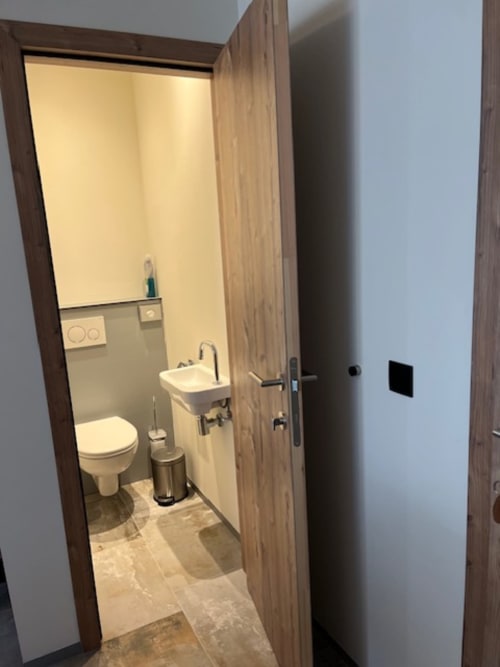 Salle de bain moderne de la Villa Valtin B&B avec toilettes, lavabo et murs crème, Le Valtin