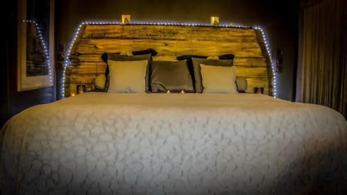 Lyon Campagne - Lit double dans une chambre d'hôtes confortable