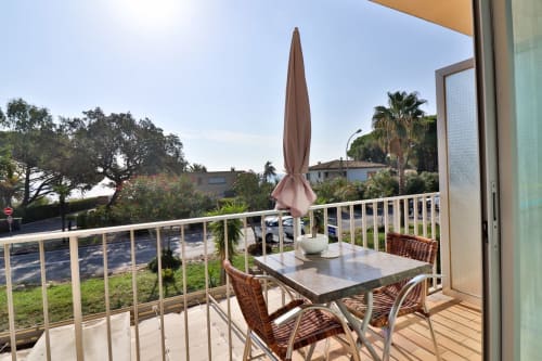 hotel-cavalaire-sur-mer-chambre-double-avec-balcon-vue-mer-a-quelques-metres-de-la-mer