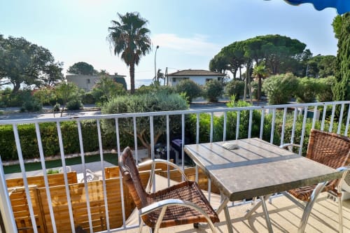 hotel-cavalaire-sur-mer-chambre-double-avec-balcon-vue-mer-et-petite-terrasse-a-quelques-metres-de-la-mer