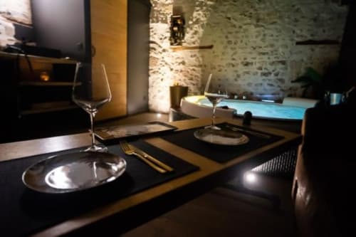 Love Suite & SPA - Le Chai - Royan Médis - Terrasse et salon de jardin - balnéo rond - lit rond - séjour en couple - 