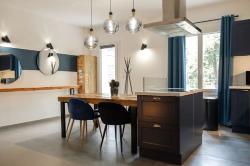 Espace de vie spacieux  avec mobilier raffiné et vue sur le jardin méditerranéen.