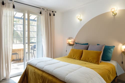 Chambre cosy à la décoration sobre et élégante, propice au repos et à la déconnexion.