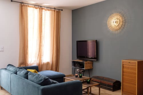 Salon spacieux  et lumière naturelle — un cocon provençal chaleureux.