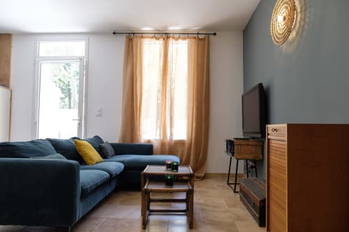 Pièce à vivre confortable avec canapés  et vue sur la terrasse