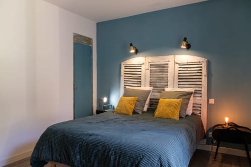 Lit queen size et ambiance douce aux couleurs naturelles.