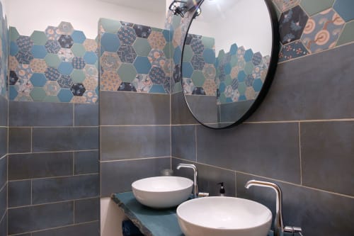 Salle de bain élégante avec douche à l’italienne et matériaux nobles.