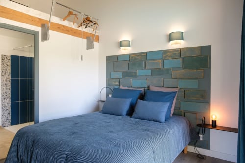 Chambre cosy à la décoration sobre et élégante, propice au repos et à la déconnexion.