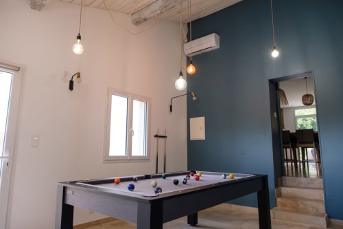 Salle de billard privative dans le gîte, pour des moments de détente en toute saison.