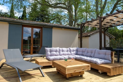Terrasse ombragée avec salon de jardin et pergola, parfaite pour les apéritifs en fin de journée.
