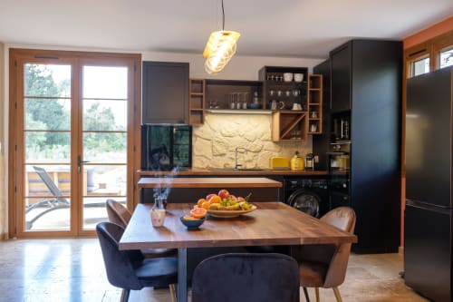 Cuisine moderne avec équipements complets,  ouverture sur le jardin et la piscine.