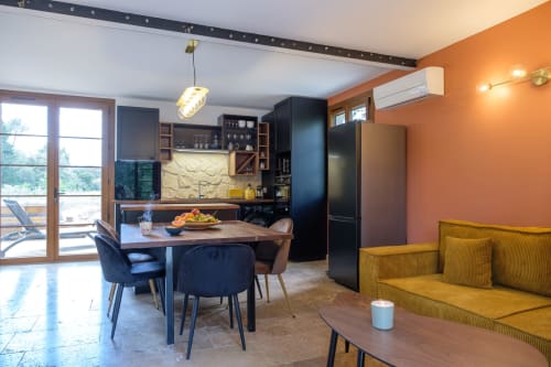 Espace chaleureux au style provençal chic, idéal pour se détendre en famille.