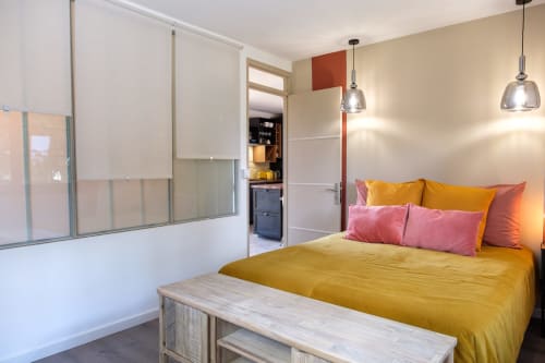 Espace idéal pour les familles, lit double et coin lecture cosy.