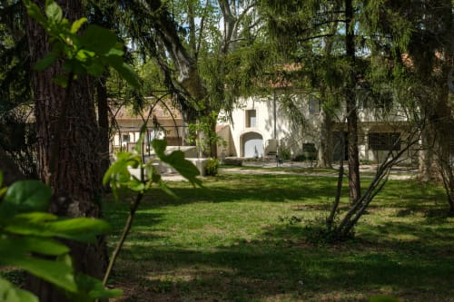 Grand espace vert pour flâner, lire ou jouer en toute tranquillité.
