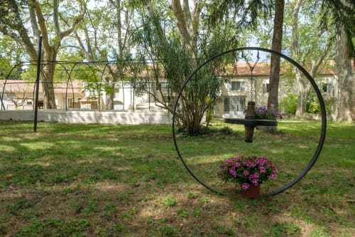 Roue de charrette fleurie