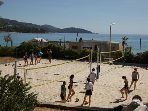 Terrain de beach volley vue mer des Pins Penchés du Lavandou homologué FFB 