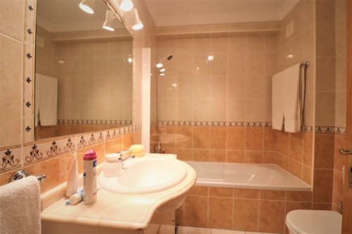 bathroom with bath tub | Apartment Rosal CB – Cozy Beachside Stay in Albufeira