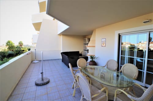 balcony with dining table | Apartment Rosal CB – Cozy Beachside Stay in Albufeira