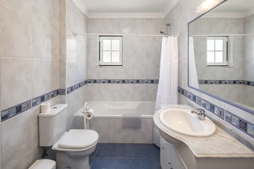 bathroom with bath tub | Apartment Rosal CM – Stylish Apartment Close to Albufeira’s Attractions