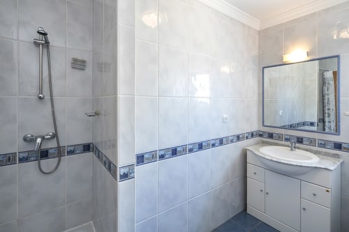 bathroom with shower area | Apartment Rosal CM – Stylish Apartment Close to Albufeira’s Attractions