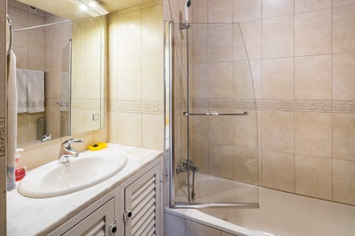 bathroom with bath tub | Casa da Vila Apartment – Traditional Charm in Albufeira Old Town