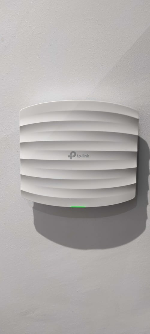 Point d'accès TP-Link sans fil au plafond, installé sur mur blanc à la maison d'hôtes Kaz A Bibi à Sainte-Rose