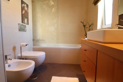 bathroom with bath tub | Villa Pacheco @ Encosta da Balaia – Premium Holiday Villa in Albufeira