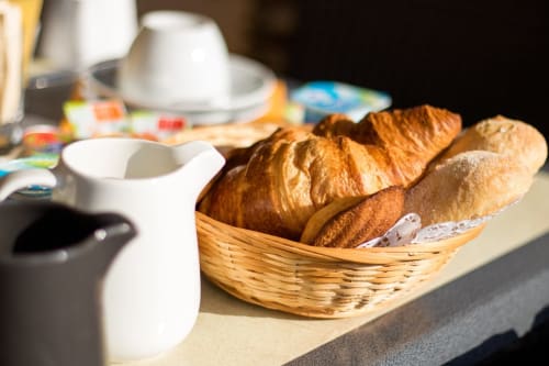 viennoiserie-fraiche-tous-les-jours-au-petit-dejeuner-a-lhotel-le-golfe-bleu-cavalaire-sur-mer