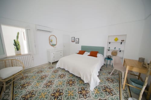 Casa Ricasoli Bespoke Guest House Monopoli Puglia, 80m2 2 camere da letto cucina bagno doccia spazio esterno situato a 50 metri dalla piazza principale Piazza Vittorio Emanuelle che vi porta al centro storico di Monopoli.